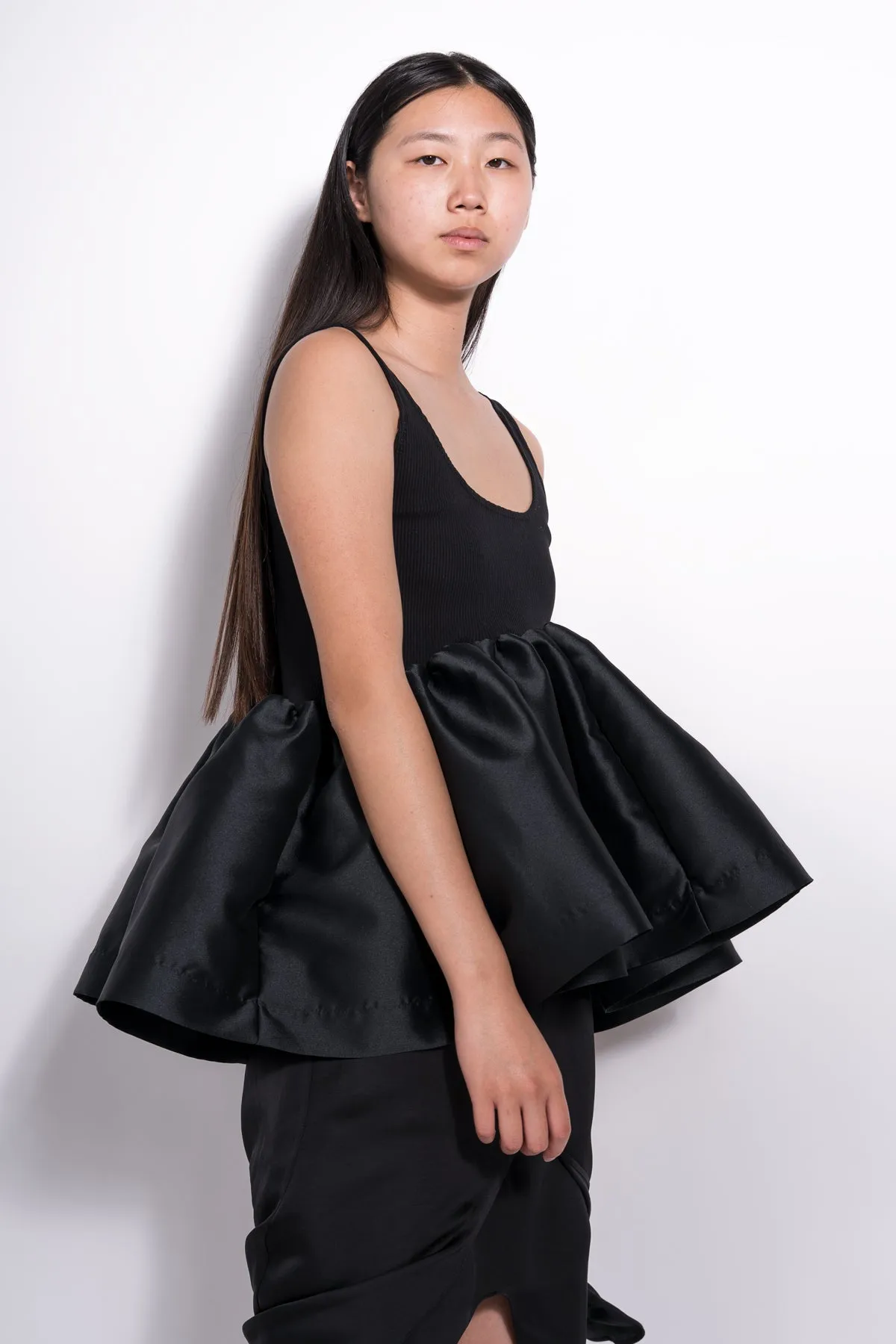 BLACK SLEEVELESS PUFF HEM TOP