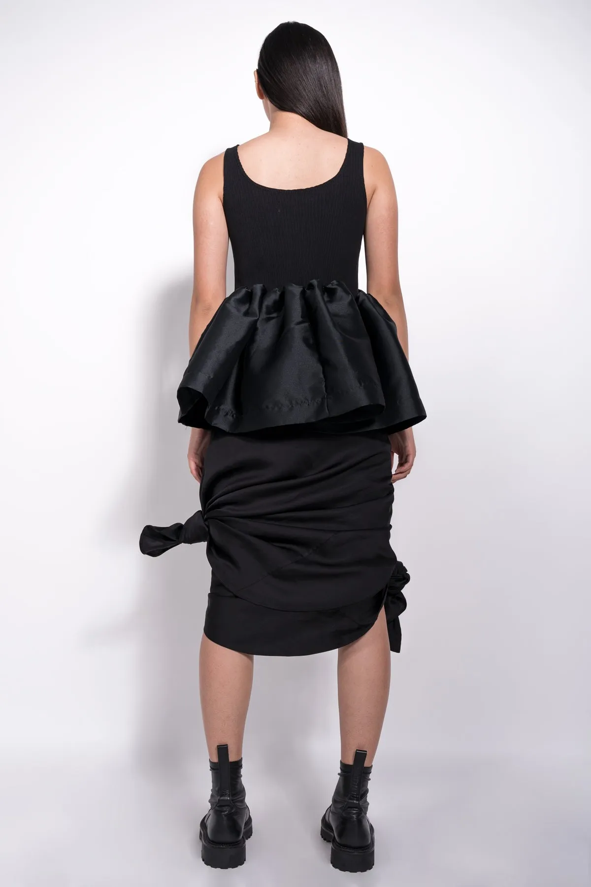 BLACK SLEEVELESS PUFF HEM TOP