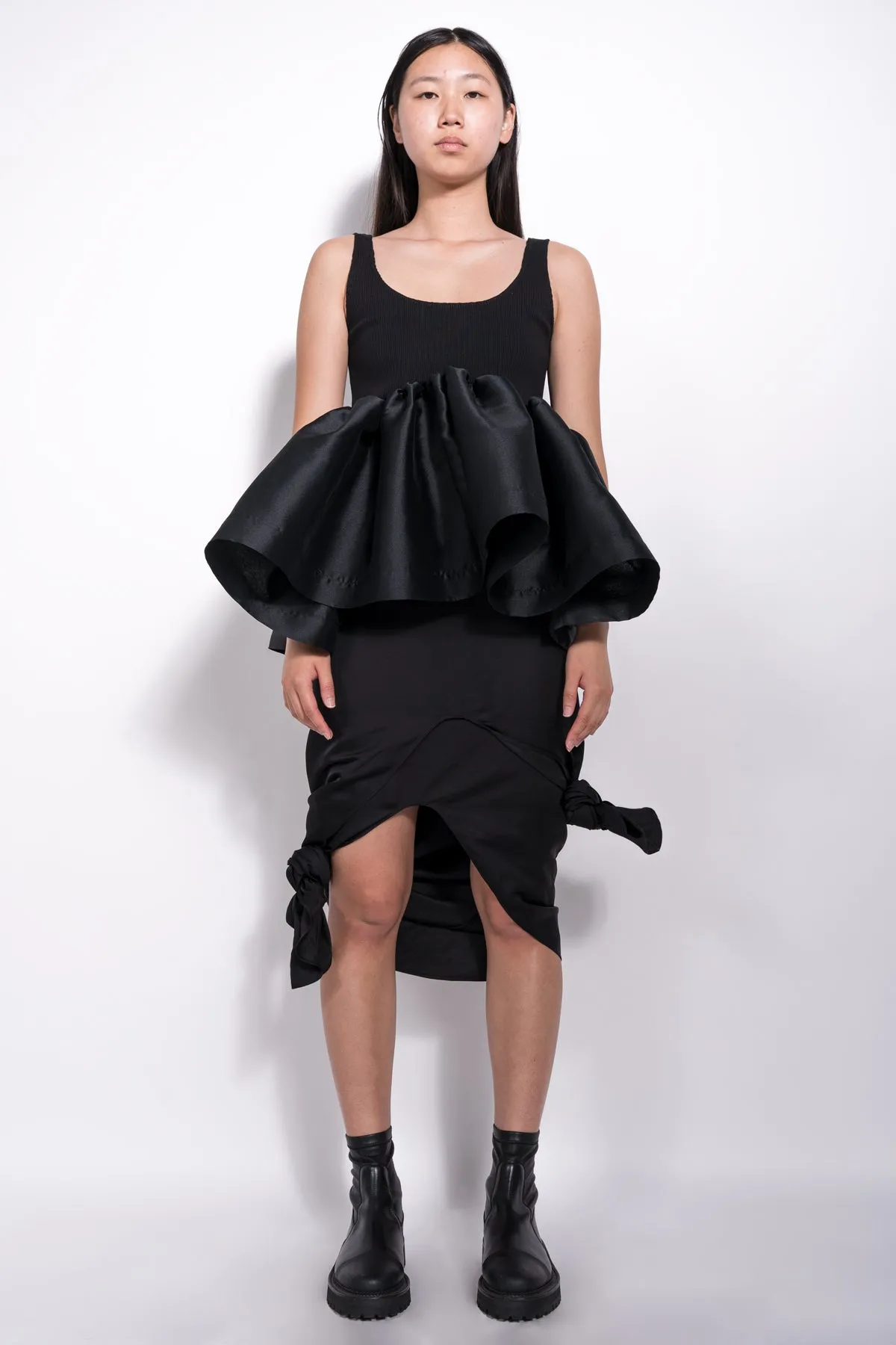 BLACK SLEEVELESS PUFF HEM TOP