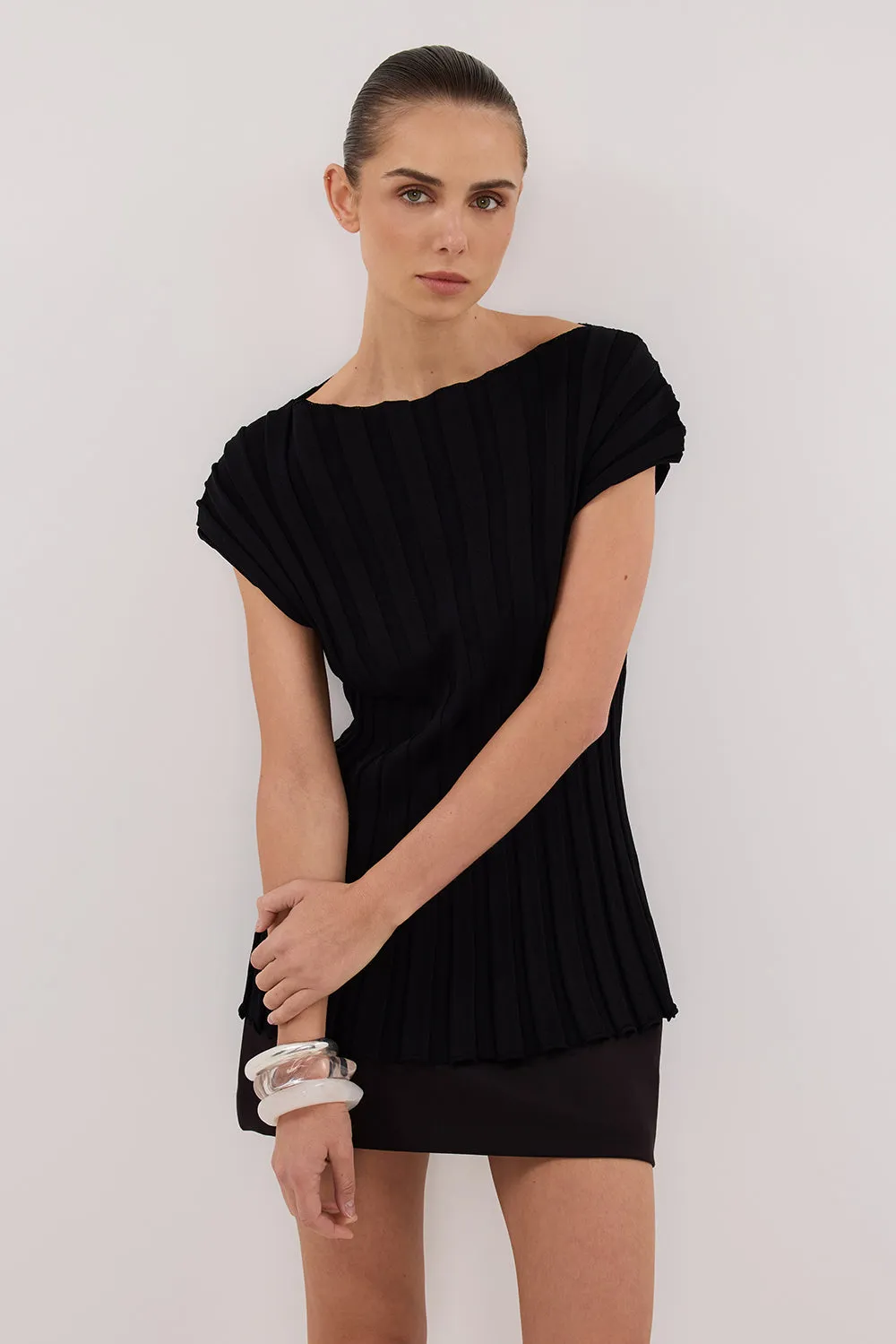 LOE BLACK SLEEVELESS KNIT TOP