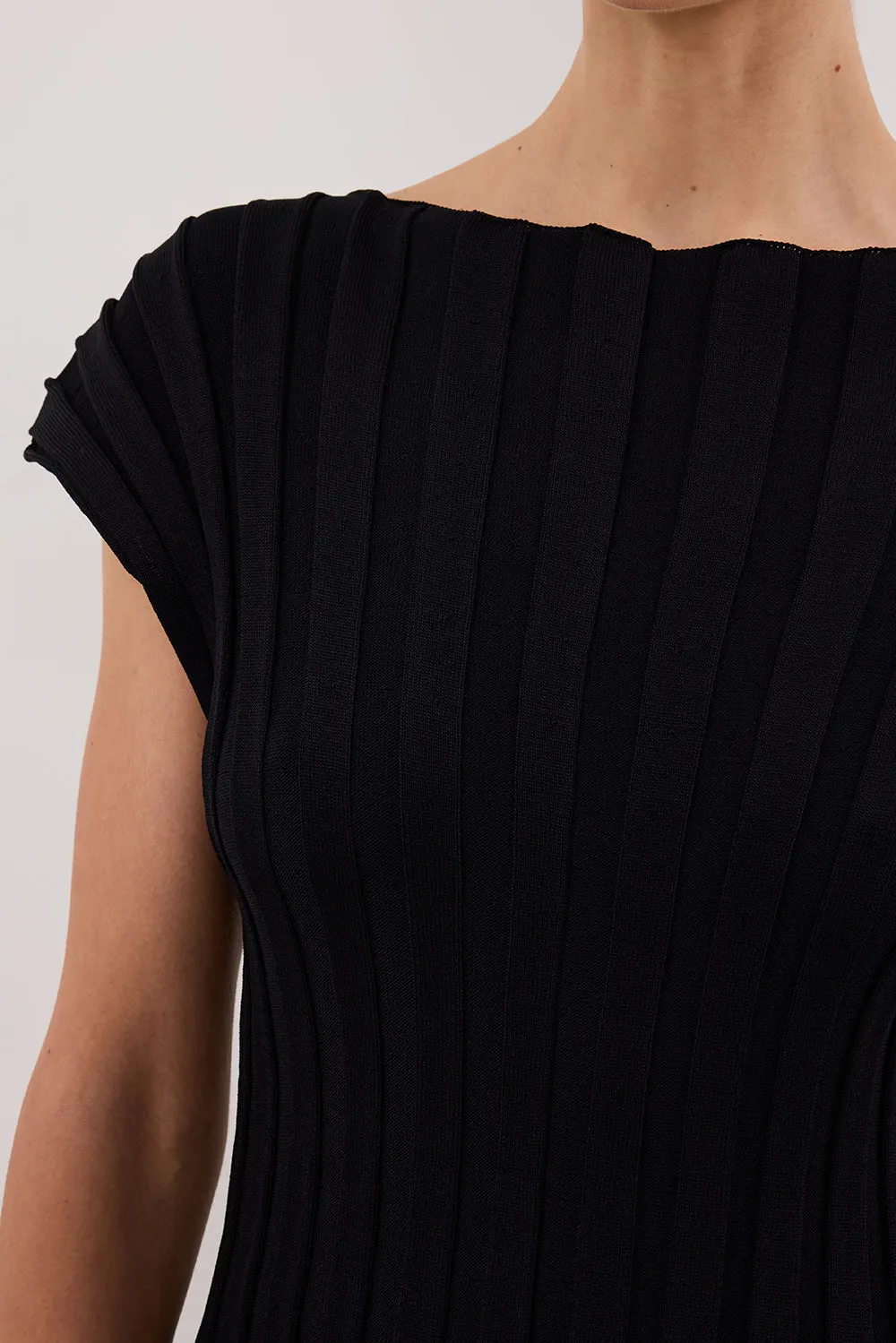 LOE BLACK SLEEVELESS KNIT TOP